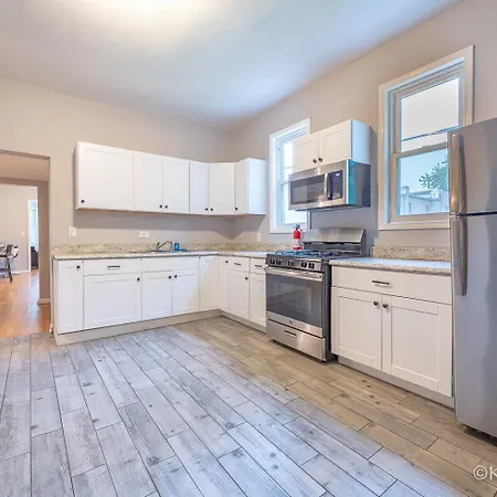 Wonderful Home Close To Downtown Chicago - Free Parking